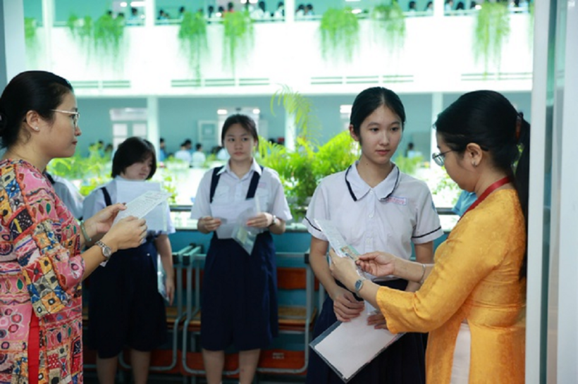 Thí sinh nộp hồ sơ nhập học trực tiếp tại trường THPT mình trúng tuyển theo hướng dẫn của trường. Ảnh: Nhật Thịnh/ Thanh niên.