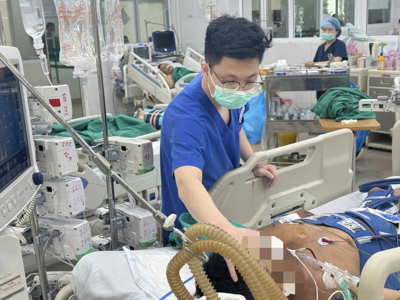 Nhờ sự nhanh trí của người con trai khi kịp thời ngắt nguồn điện và sự kiên trì ép tim liên tục suốt 10 phút của người đồng nghiệp trên đường đi cấp cứu, một cơ hội đã đến với bệnh nhân.