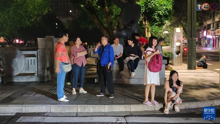 Người dân tại huyện Củng, thành phố Nghi Tân, tỉnh Tứ Xuyên tìm nơi tránh động đất sáng 29/6. Ảnh: Tân Hoa Xã