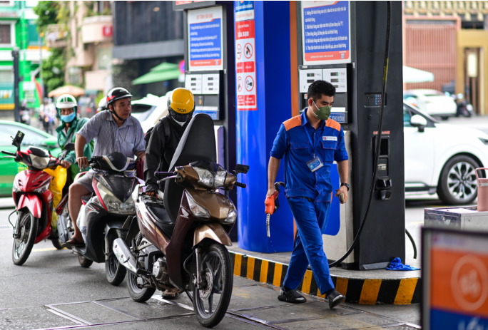 Giá xăng dầu trong nước ghi nhận tuần giảm mạnh. Ảnh: Nguyễn Huế.