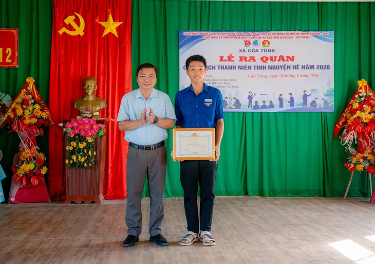 Nam sinh Lê Đức Trung nhận giấy khen của UBND xã Cửa Tùng. (Ảnh: Tuổi trẻ)