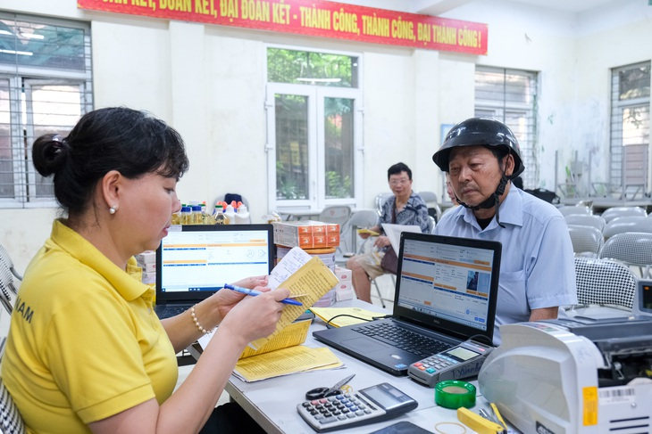 Chốt lịch chi trả lương hưu, trợ cấp bảo hiểm xã hội tháng 7/2026 của 34 tỉnh thành. Ảnh minh họa: Hà Quân/Tuổi trẻ.