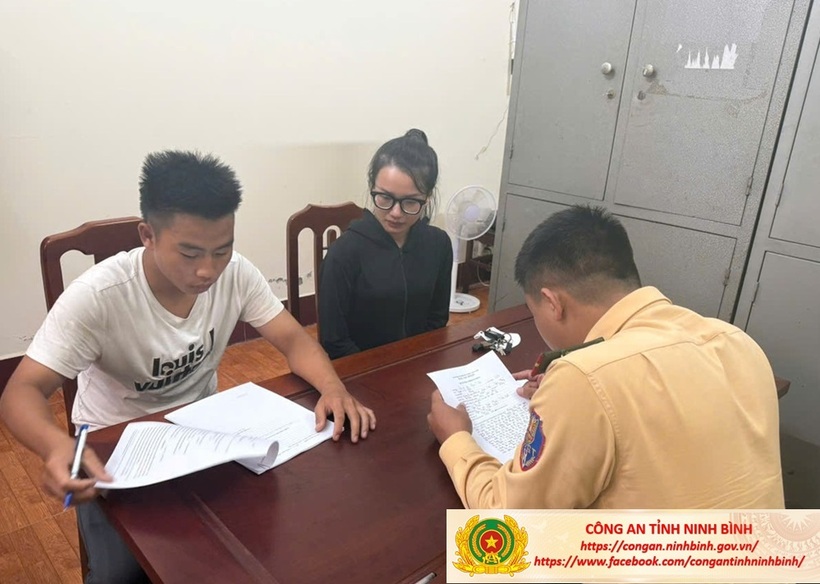 Lực lượng CSGT làm việc với Nguyễn Quang Anh và chị N.T.T. Ảnh Công an tỉnh Ninh Bình.