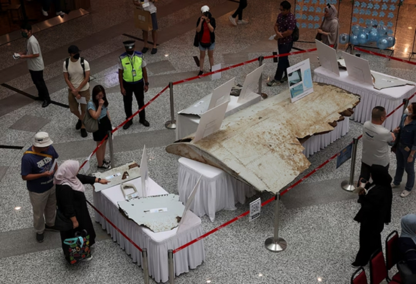 Du khách xem các mảnh vỡ trưng bày được cho là xác máy bay MH370 mất tích tại Subang Jaya, Malaysia ngày 3/3/2024. Ảnh: Reuters