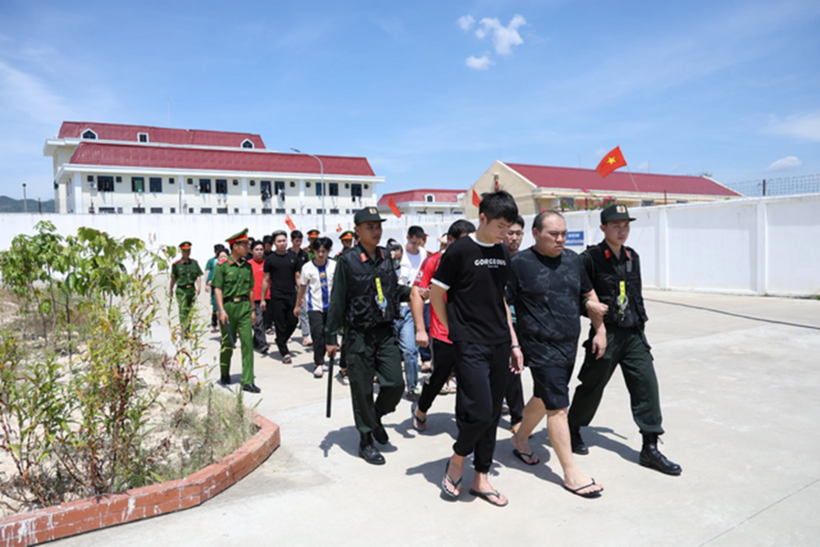 Lực lượng chức năng bắt giữ các đối tượng. Ảnh: Thanh Niên