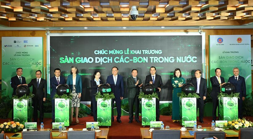 Ông Phạm Quang Tùng, Ủy viên HĐQT đại diện BIDV cùng Lãnh đạo các Cơ quan quản lý thực hiện nghi thức khai trương phiên giao dịch đầu tiên của Sàn giao dịch các-bon trong nước