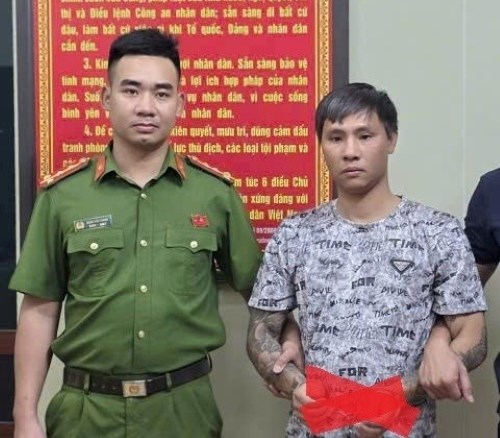Công an phường Thiên Hương bắt giữ đối tượng Nguyễn Thế Khang trên địa bàn phường. (Ảnh: Công an TP.Hải Phòng)