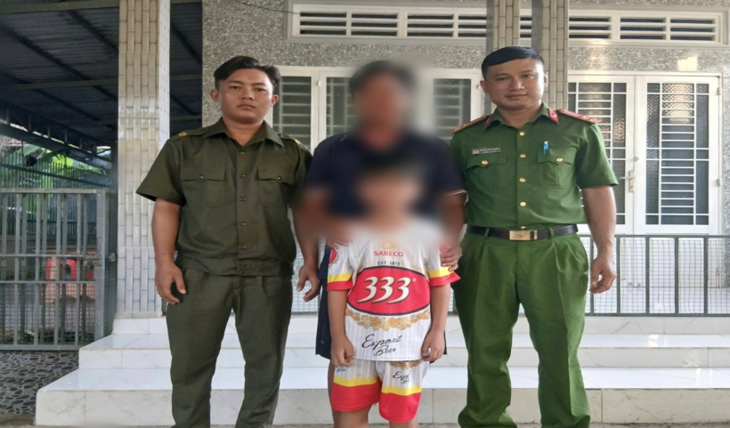 Công an xã Phong Điền bàn giao cháu L.Q.T cho gia đình. (Ảnh: Công an TP.Cần Thơ)