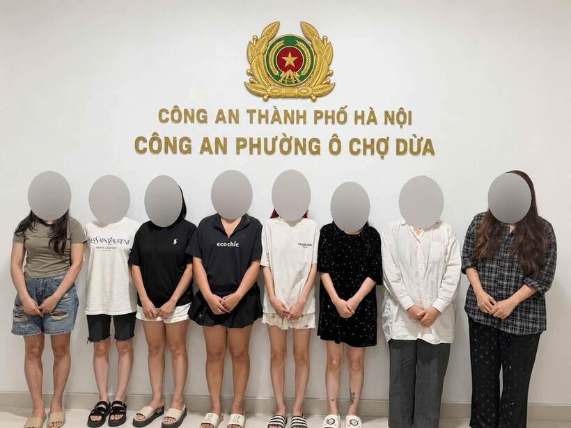 Các đối tượng tại trụ sở Công an phường Ô Chợ Dừa. (Ảnh: Công an Hà Nội)