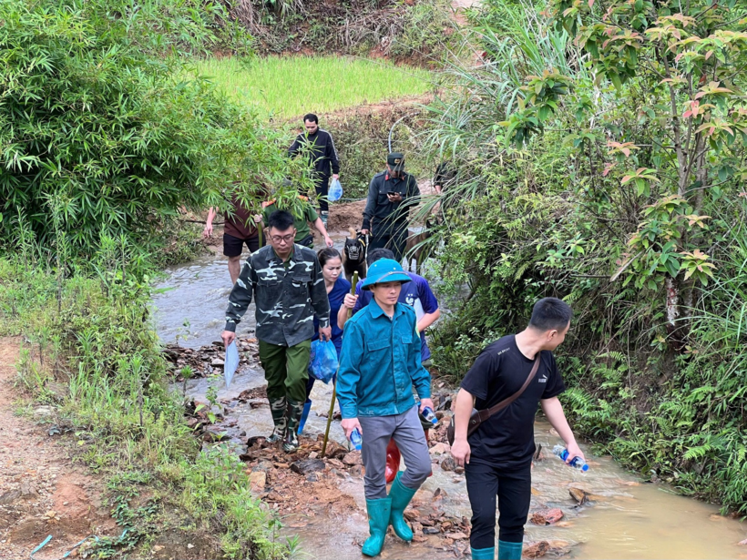 Lực lượng chức năng và người dân tìm kiếm cháu bé. Ảnh: Vietnamnet