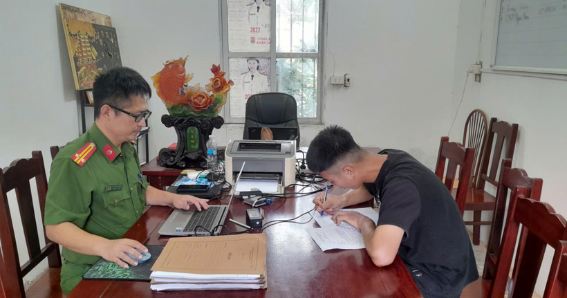 Cơ quan Công an lấy lời khai đối tượng Vũ Anh Đức. (Ảnh: Công an Phú Thọ)