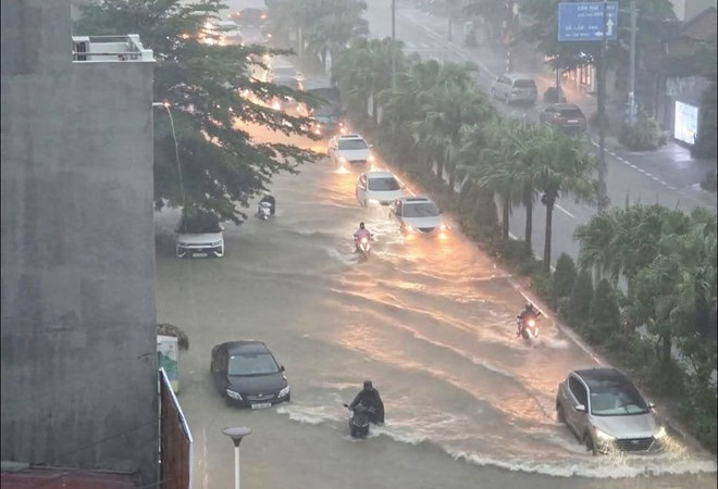 Hình ảnh ngập lụt ở Quảng Ninh khiến nhiều người xót xa - 3