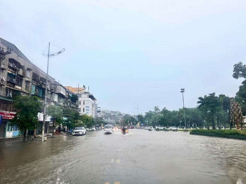 Hình ảnh ngập lụt ở Quảng Ninh khiến nhiều người xót xa - 8