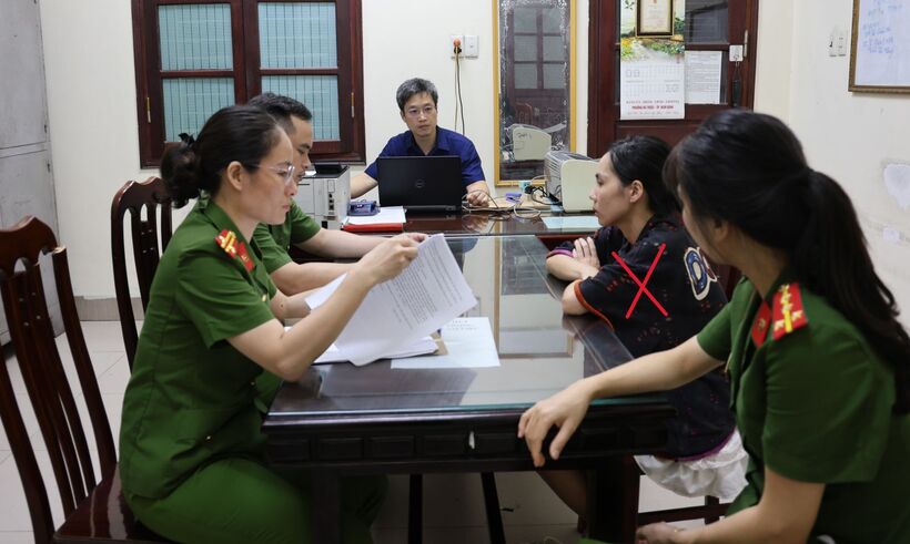 Cơ quan CSĐT ghi lời khai của bị can Phạm Thị Thảo. Ảnh Công an tỉnh Ninh Bình.
