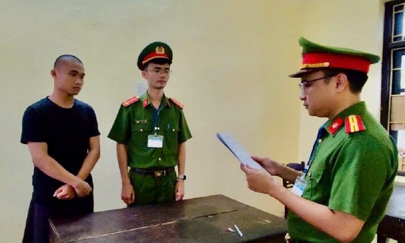 Cơ quan Cảnh sát điều tra Công an tỉnh công bố Quyết định khởi tố bị can đối với Lương Văn Khải. Ảnh Công an tỉnh Ninh Bình.