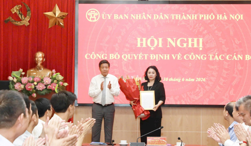 Phó Chủ tịch Thường trực UBND thành phố Hà Nội Dương Đức Tuấn trao quyết định, chúc mừng đồng chí Lê Anh Thư được bổ nhiệm giữ chức vụ Phó Giám đốc Sở Nội vụ thành phố Hà Nội. Ảnh: Hồng Thái.