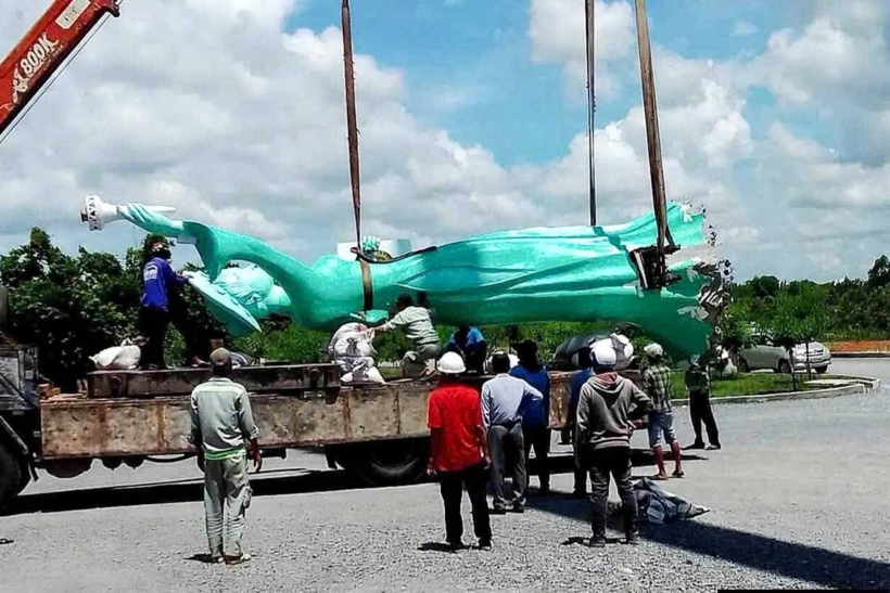 Chủ đầu tư vận chuyển tượng "Nữ thần Khai phóng" về cất giữ tại nhà kho công ty (Ảnh: M.H.).