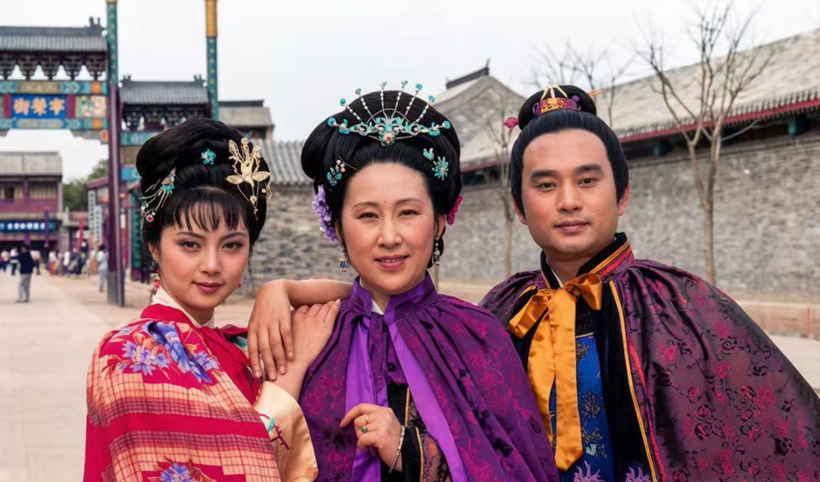 Từ trái sang: Trương Lợi, Lý Phượng Anh và Trần Hồng Hải trên trường quay "Hồng lâu mộng". Ảnh: Weibo