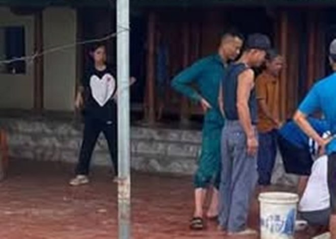 Người dân và lực lượng chức năng có mặt tại khu vực hiện trường, nơi người đàn ông gặp nạn. (Ảnh: Lao động)