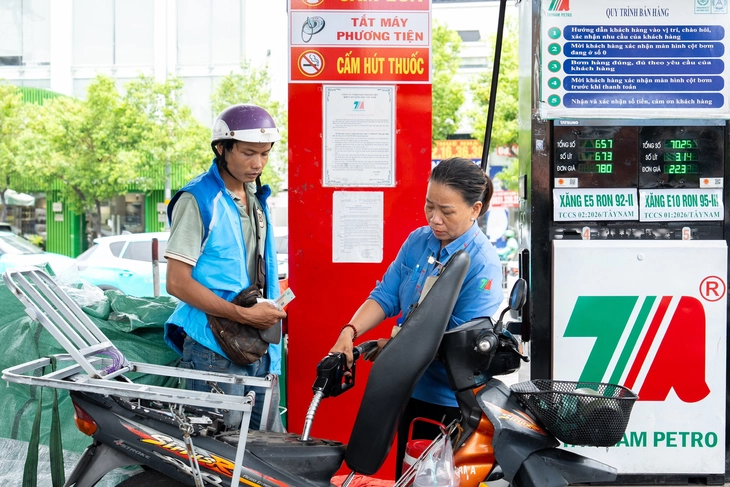 Tiếp tục giảm một số loại thuế xăng dầu để hỗ trợ người dân, doanh nghiệp - Ảnh: HỮU HẠNH