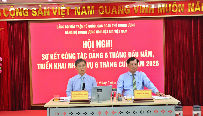 Đồng chí Nguyễn Khánh Ngọc – Bí thư Đảng uỷ, Chủ tịch Hội Luật gia Việt Nam; đồng chí Trần Công Phàn – Phó Bí thư Đảng uỷ, Phó Chủ tịch thường trực Hội Luật gia Việt Nam chủ trì Hội nghị.
