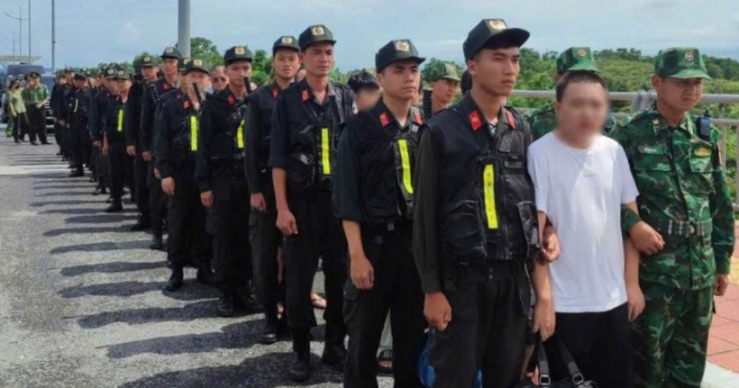 Cơ quan chức năng thực hiện thủ tục chuẩn bị bàn giao 30 đối tượng. (Ảnh: Công an Quảng Ninh)