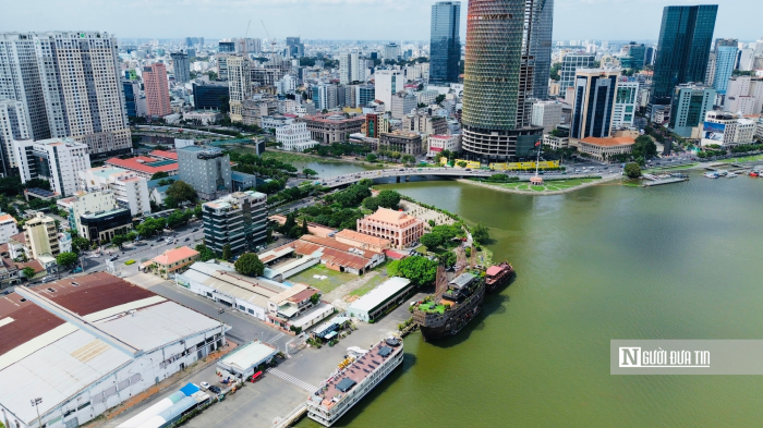 Sau hàng chục năm, Thành phố mang tên Bác đang ngày càng phát triển vượt bậc, là "đầu tàu" kinh tế của cả nước nói chung và khu vực phía Nam nói riêng. Trong ảnh, Bến Nhà Rồng nhìn sang trung tâm TP.HCM nơi Bác Hồ lên tàu thực hiện hành trình tìm đường cứu nước.