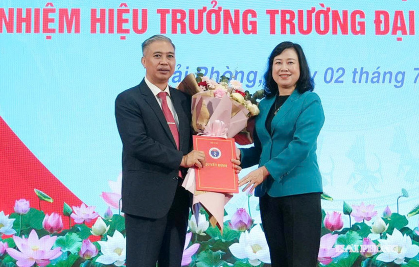 Bộ trưởng Bộ Y tế Đào Hồng Lan trao quyết định bổ nhiệm, tặng hoa chúc mừng PGS, TS, BS Nguyễn Văn Khải, Hiệu trưởng Trường Đại học Y Dược Hải Phòng./ Theo báo Hải Phòng.