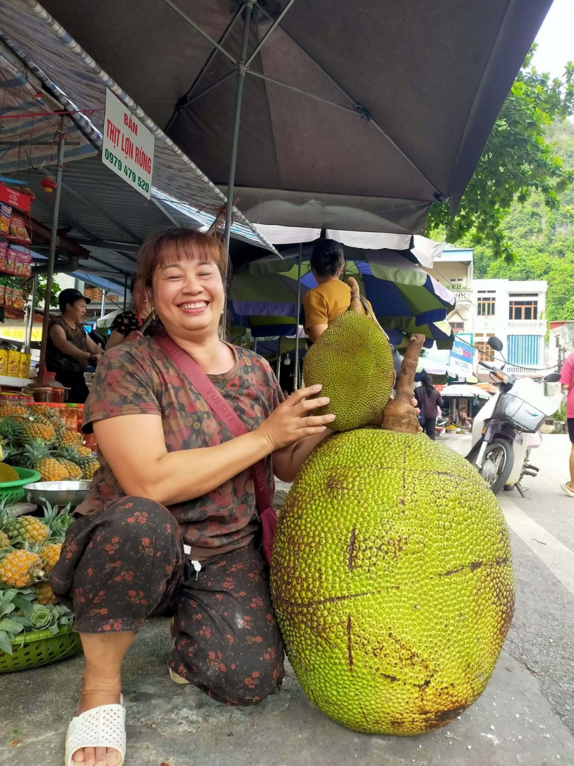 Bà Lan bên cạnh quả mít khổng lồ, nặng 53kg. Ảnh: Dân trí