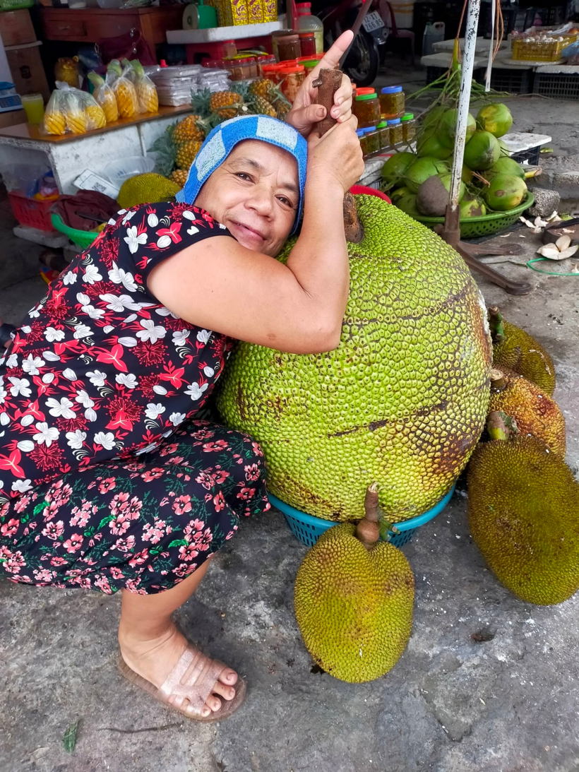 Nhiều người chụp hình với quả mít nặng 53 kg. Ảnh: Thanh niên