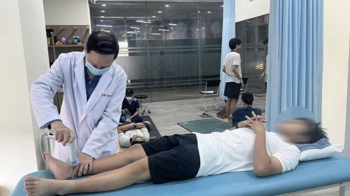 Theo chuyên gia, cha mẹ cao không phải "tấm vé bảo đảm" chiều cao cho con. Ảnh: BSCC