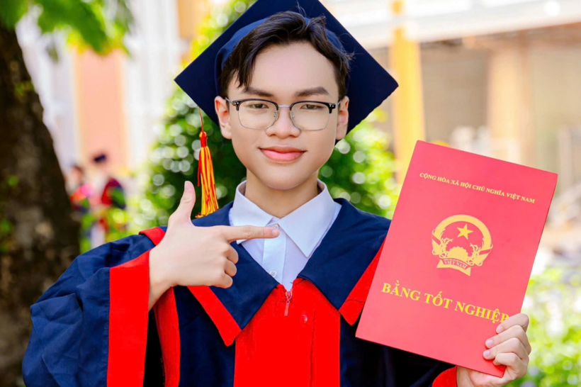 Ngô Nguyễn Thiên Phúc kết thúc kỳ thi với tổng điểm vô cùng ấn tượng là 27,75, trong đó môn Ngữ văn đạt 9,75 cùng Toán và tiếng Anh đều đạt điểm 9. Ảnh: Dân trí