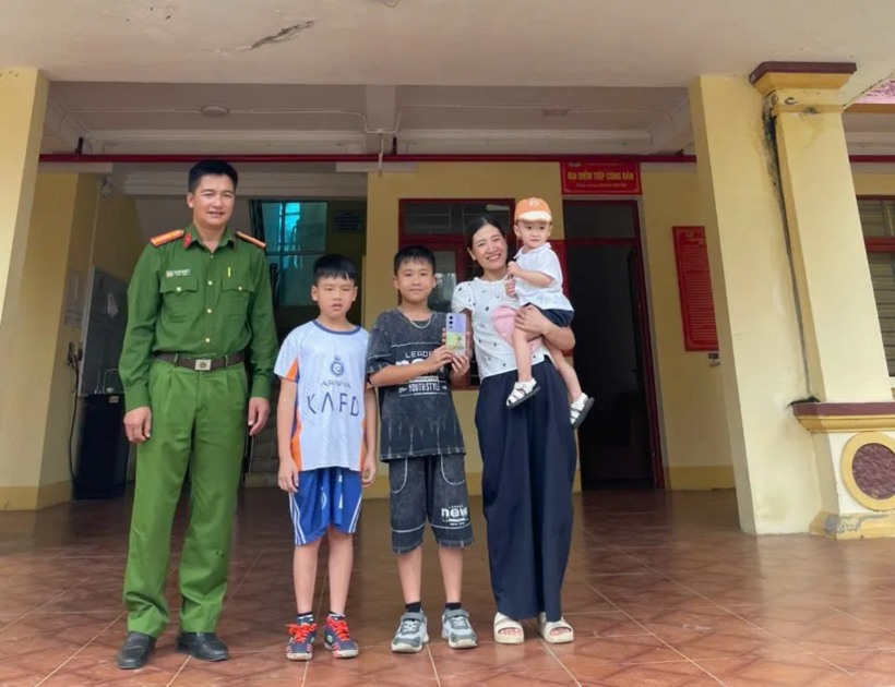 Công an xã Bình Lư tiến hành trao trả lại tài sản cho chị Nguyễn Thị Thu Hương. (Ảnh: Công an)