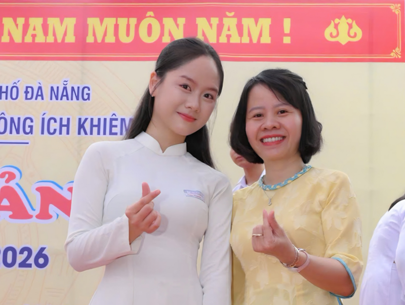 Huỳnh Thị Ngọc Phương chụp ảnh cùng cô giáo. Ảnh: Thanh niên