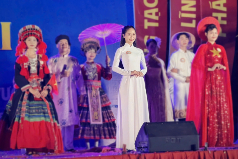 Huỳnh Thị Ngọc Phương (áo dài trắng) tham gia cuộc thi Nữ sinh thanh lịch do trường tổ chức. Ảnh: Dân trí