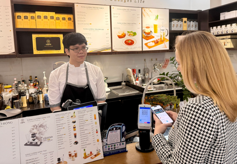 Khách hàng nước ngoài sử dụng dịch vụ thanh toán QR tại Việt Nam. (Ảnh: Napas)