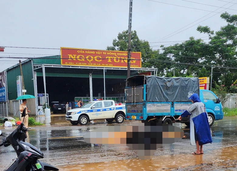 Vụ tai nạn giữa xe tải và xe máy khiến người đàn ông tử vong.