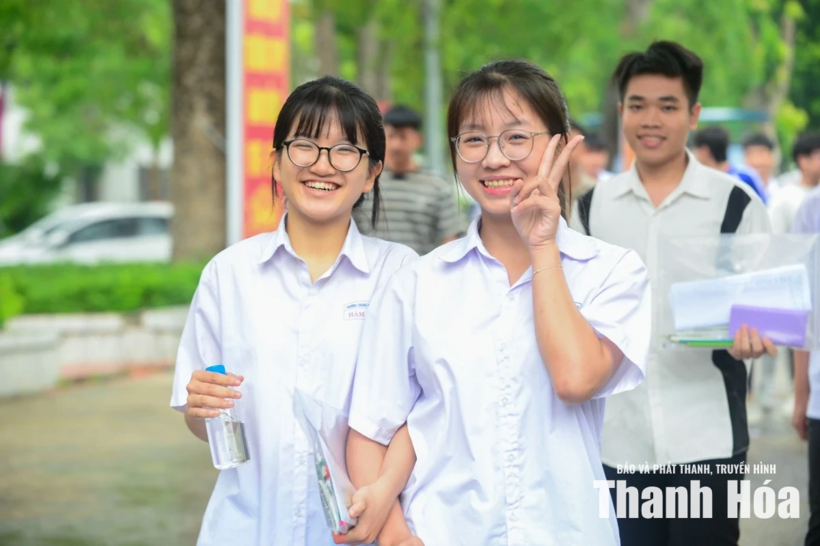 Học sinh vui mừng sau khi hoàn thành Kỳ thi tốt nghiệp THPT năm 2026. Ảnh: Hoàng Đông