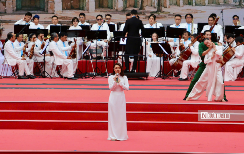 Chương trình nghệ thuật sẽ đưa khán giả ngược dòng lịch sử dân tộc, khắc họa hình ảnh người thanh niên Nguyễn Tất Thành rời Bến Nhà Rồng ngày 5/6/1911, bắt đầu hành trình tìm đường cứu nước, đến dấu mốc năm 1976 khi thành phố Sài Gòn - Gia Định chính thức được Quốc hội quyết định đổi tên thành Thành phố Hồ Chí Minh.