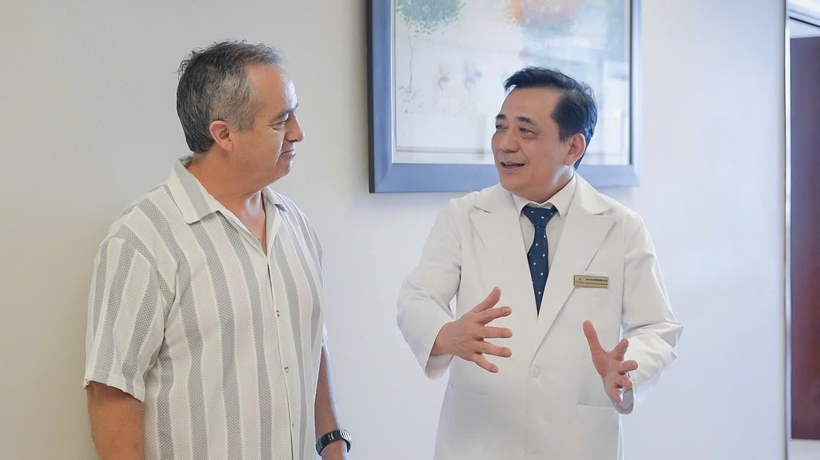 Bệnh nhân David được PGS.TS.BS Phạm Văn Bình tư vấn bằng tiếng Anh về quá trình điều trị tại Vinmec Times City.