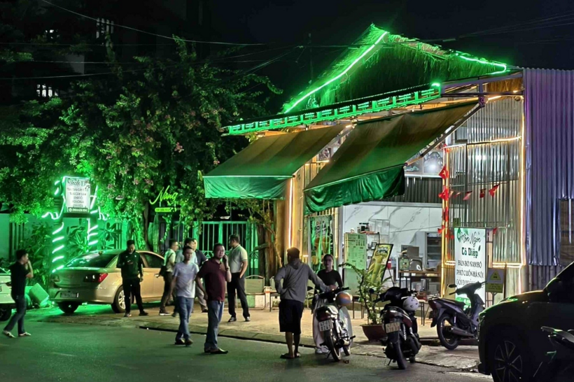 Điều tra vụ người đàn ông nghi bị bắn 5 phát súng khi ngồi quán nước ở Đắk Lắk: Clip hiện trường hé lộ về nghi phạm mặc áo xanh - 4