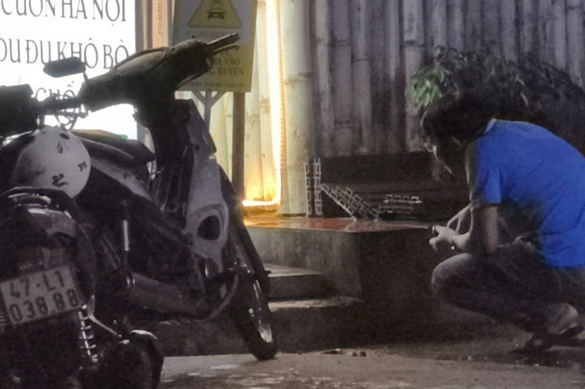 Điều tra vụ người đàn ông nghi bị bắn 5 phát súng khi ngồi quán nước ở Đắk Lắk: Clip hiện trường hé lộ về nghi phạm mặc áo xanh - 1