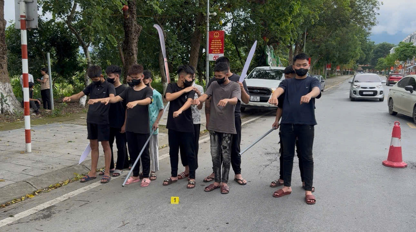 Lực lượng Công an đưa các đối tượng đến hiện trường để thực nghiệm điều tra, làm rõ diễn biến vụ việc. Ảnh Công an tỉnh Lào Cai.