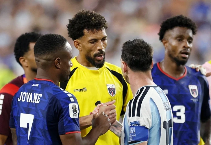 Messi và Vozinha dành những lời có cánh cho nhau sau trận Argentina gặp Cape Verde. Ảnh: Reuters