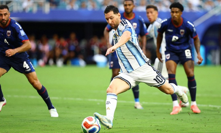 Messi chỉ ra những điểm cần cải thiện của đội nhà sau trận đấu với Cape Verde. Ảnh: Reuters