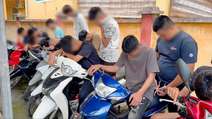 Các đối tượng cùng phương tiện trong trong vụ án. Ảnh Công an tỉnh Lào Cai.