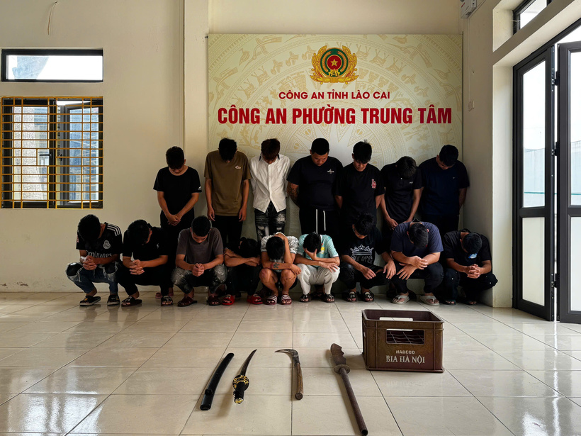 Các đối tượng liên quan được triệu tập làm việc tại Công an phường Trung Tâm; nhiều hung khí, vỏ chai thủy tinh và phương tiện sử dụng để thực hiện hành vi vi phạm đã được thu giữ phục vụ công tác điều tra. Ảnh Công an tỉnh Lào Cai.