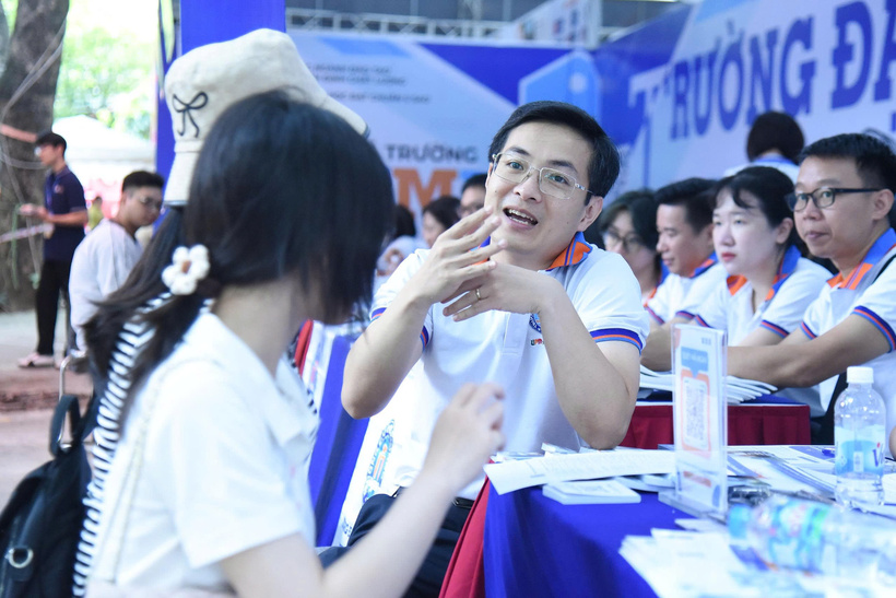 Ưu tiên ngành học phù hợp thay vì chỉ nhìn điểm chuẩn. Ảnh: Xuân Quý