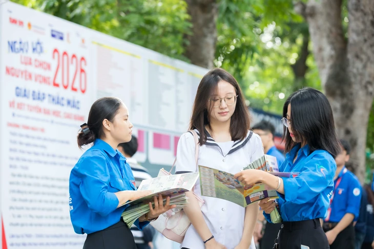Thay vì chăm chăm vào điểm số hay chạy theo những ngành nghề "hot" theo tâm lý đám đông, sĩ tử 2026 cần có chiến lược thông minh hơn để tồn tại trong kỷ nguyên công nghệ. Ảnh minh họa