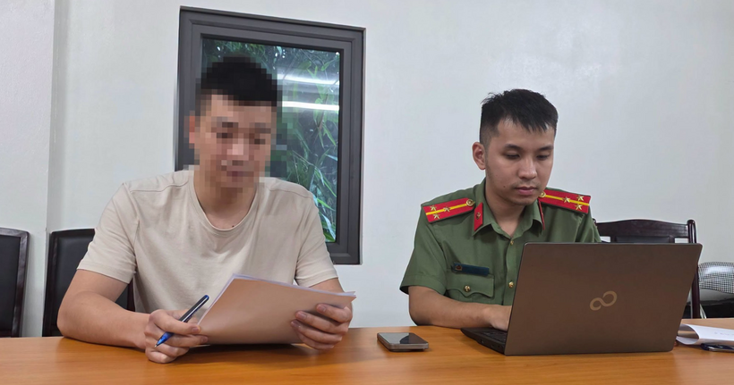 Phòng An ninh mạng và phòng, chống tội phạm sử dụng công nghệ cao làm việc với V.V.C. (Ảnh: Công an Thái Nguyên)